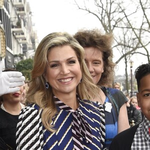 La reine Maxima des Pays-Bas prenait part le 9 décembre 2016 au Théâtre royal Carré à Amsterdam à l'enregistrement du gala de Noël du programme jeunesse BZT Show sur la chaîne KRO-NCRV. Très osée, sa robe Mary Katrantzou a hérissé plus d'un observateur royal.