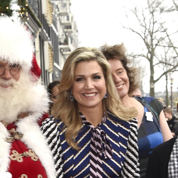 La reine Maxima des Pays-Bas prenait part le 9 décembre 2016 au Théâtre royal Carré à Amsterdam à l'enregistrement du gala de Noël du programme jeunesse BZT Show sur la chaîne KRO-NCRV. Très osée, sa robe Mary Katrantzou a hérissé plus d'un observateur royal.