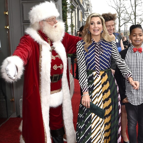 La reine Maxima des Pays-Bas prenait part le 9 décembre 2016 au Théâtre royal Carré à Amsterdam à l'enregistrement du gala de Noël du programme jeunesse BZT Show sur la chaîne KRO-NCRV. Très osée, sa robe Mary Katrantzou a hérissé plus d'un observateur royal.