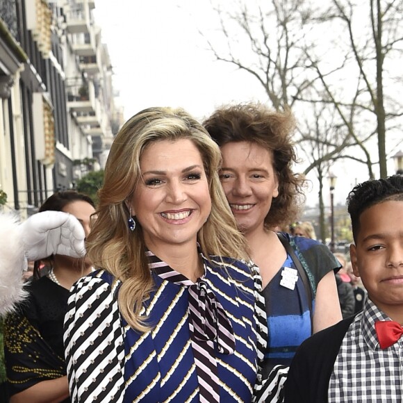 La reine Maxima des Pays-Bas prenait part le 9 décembre 2016 au Théâtre royal Carré à Amsterdam à l'enregistrement du gala de Noël du programme jeunesse BZT Show sur la chaîne KRO-NCRV. Très osée, sa robe Mary Katrantzou a hérissé plus d'un observateur royal.