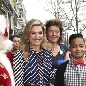 La reine Maxima des Pays-Bas prenait part le 9 décembre 2016 au Théâtre royal Carré à Amsterdam à l'enregistrement du gala de Noël du programme jeunesse BZT Show sur la chaîne KRO-NCRV. Très osée, sa robe Mary Katrantzou a hérissé plus d'un observateur royal.