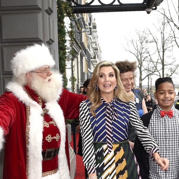 La reine Maxima des Pays-Bas prenait part le 9 décembre 2016 au Théâtre royal Carré à Amsterdam à l'enregistrement du gala de Noël du programme jeunesse BZT Show sur la chaîne KRO-NCRV. Très osée, sa robe Mary Katrantzou a hérissé plus d'un observateur royal.