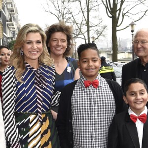 La reine Maxima des Pays-Bas prenait part le 9 décembre 2016 au Théâtre royal Carré à Amsterdam à l'enregistrement du gala de Noël du programme jeunesse BZT Show sur la chaîne KRO-NCRV. Très osée, sa robe Mary Katrantzou a hérissé plus d'un observateur royal.