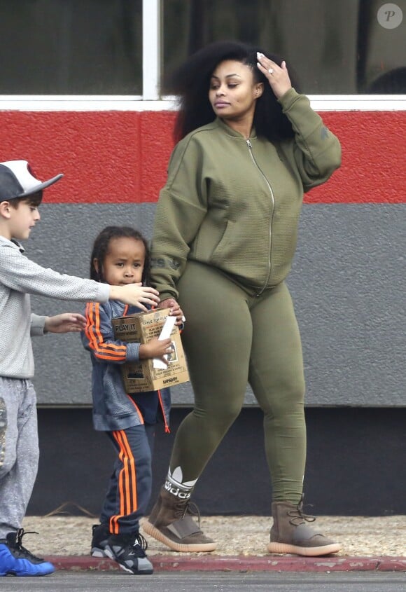 Blac Chyna emmène son fils King Cairo faire du bowling à Woodland Hills. Le 11 décembre 2016