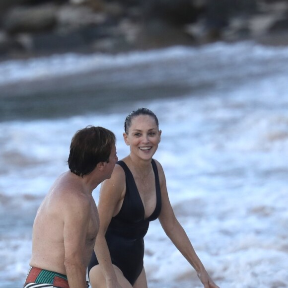 Exclusif - Sharon Stone et son nouveau compagnon Lonnie Cooper (un agent sportif) se baignent sur une plage de Saint-Barthélemy le 29 novembre 2016.