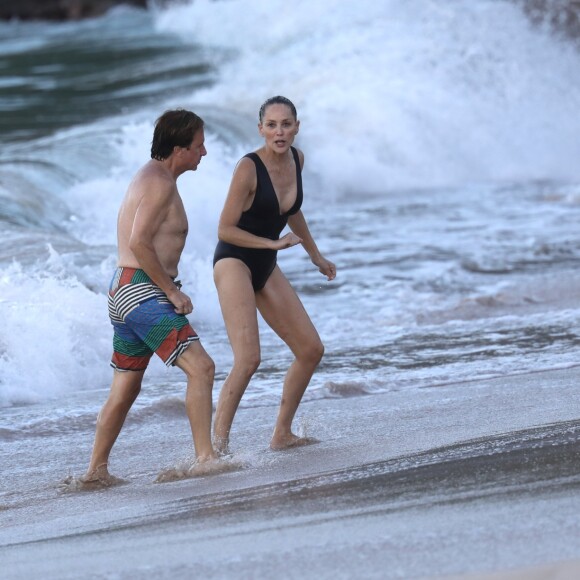Exclusif - Sharon Stone et son nouveau compagnon Lonnie Cooper (un agent sportif) se baignent sur une plage de Saint-Barthélemy le 29 novembre 2016.