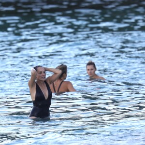 Exclusif - Sharon Stone et son nouveau compagnon Lonnie Cooper (un agent sportif) se baignent sur une plage de Saint-Barthélemy le 29 novembre 2016.