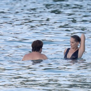 Exclusif - Sharon Stone et son nouveau compagnon Lonnie Cooper (un agent sportif) se baignent sur une plage de Saint-Barthélemy le 29 novembre 2016.