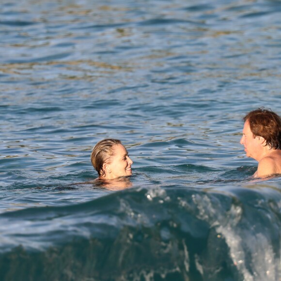 Exclusif - Sharon Stone et son nouveau compagnon Lonnie Cooper (un agent sportif) se baignent sur une plage de Saint-Barthélemy le 29 novembre 2016.