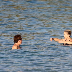 Exclusif - Sharon Stone et son nouveau compagnon Lonnie Cooper (un agent sportif) se baignent sur une plage de Saint-Barthélemy le 29 novembre 2016.