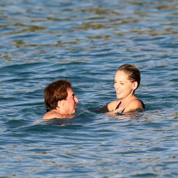 Exclusif - Sharon Stone et son nouveau compagnon Lonnie Cooper (un agent sportif) se baignent sur une plage de Saint-Barthélemy le 29 novembre 2016.