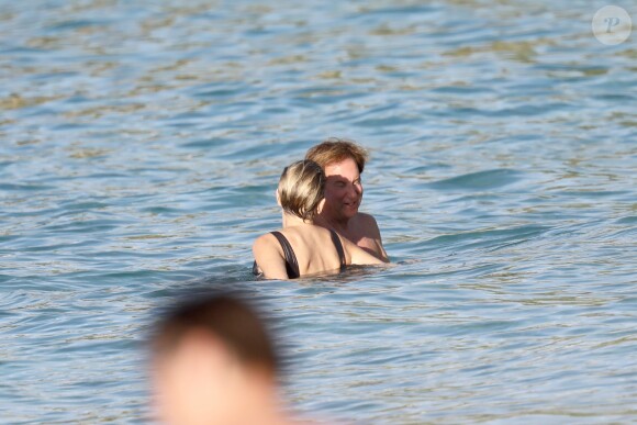 Exclusif - Sharon Stone et Lonnie Cooper (un agent sportif) se baignent sur une plage de Saint-Barthélemy le 29 novembre 2016.