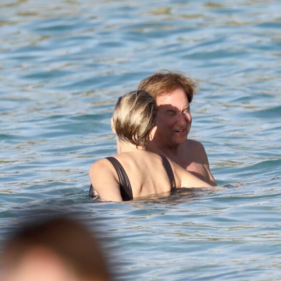 Exclusif - Sharon Stone et Lonnie Cooper (un agent sportif) se baignent sur une plage de Saint-Barthélemy le 29 novembre 2016.