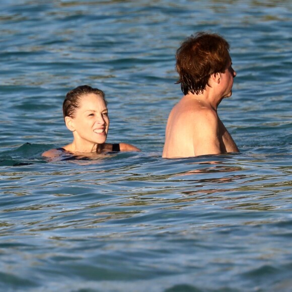 Exclusif - Sharon Stone et son nouveau compagnon Lonnie Cooper (un agent sportif) se baignent sur une plage de Saint-Barthélemy le 29 novembre 2016.