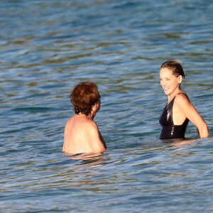 Exclusif - Sharon Stone et son nouveau compagnon Lonnie Cooper (un agent sportif) se baignent sur une plage de Saint-Barthélemy le 29 novembre 2016.