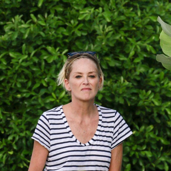 Exclusif - Sharon Stone visite le cimetière de St-Jean avec son nouveau compagnon Lonnie Cooper à Saint-Barthélemy le 1er décembre 2016.