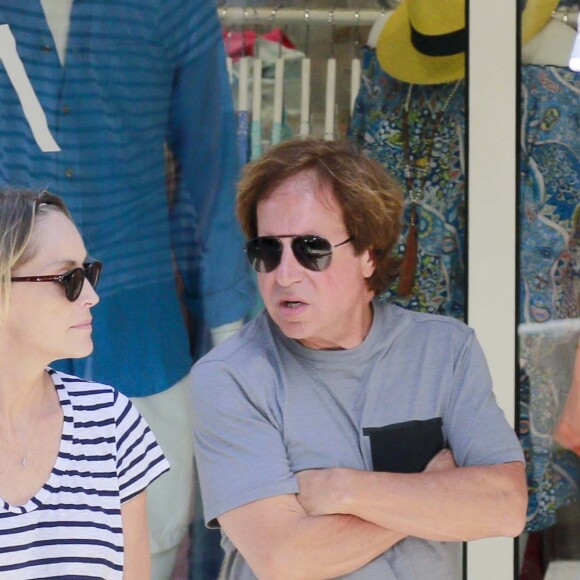 Exclusif - Sharon Stone et son nouveau compagnon Lonnie Cooper (agent sportif) en vacances à Saint-Barthélemy le 1er décembre 2016. Au programme, détente et farniente sur une plage puis déjeuner dans un restaurant avant une virée shopping dans les rues de Gustavia. Le couple s'est également rendu aux urgences de l'hôpital de Saint-Barthélemy pour soigner le doigt de Lonnie.