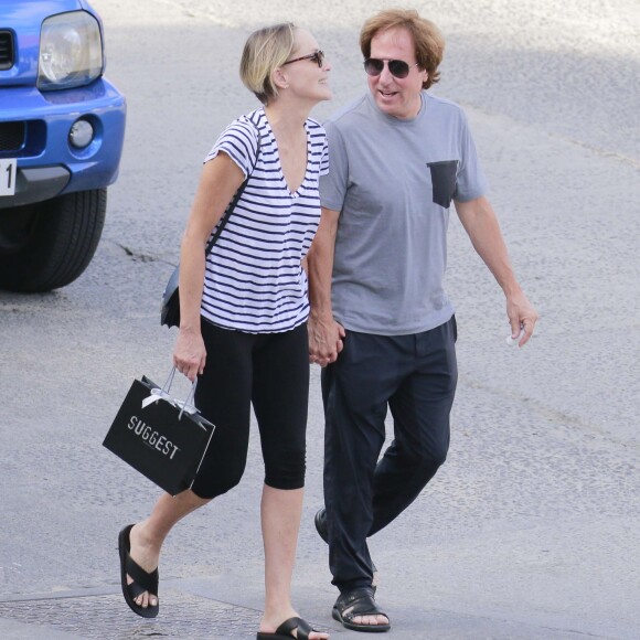 Exclusif - Sharon Stone et son nouveau compagnon Lonnie Cooper (agent sportif) en vacances à Saint-Barthélemy le 1er décembre 2016. Au programme, détente et farniente sur une plage puis déjeuner dans un restaurant avant une virée shopping dans les rues de Gustavia. Le couple s'est également rendu aux urgences de l'hôpital de Saint-Barthélemy pour soigner le doigt de Lonnie.