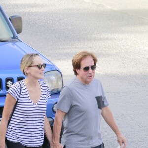 Exclusif - Sharon Stone et son nouveau compagnon Lonnie Cooper (agent sportif) en vacances à Saint-Barthélemy le 1er décembre 2016. Au programme, détente et farniente sur une plage puis déjeuner dans un restaurant avant une virée shopping dans les rues de Gustavia. Le couple s'est également rendu aux urgences de l'hôpital de Saint-Barthélemy pour soigner le doigt de Lonnie.