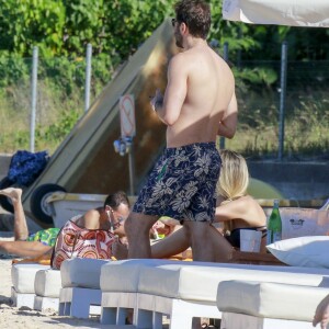Exclusif - Sharon Stone et son nouveau compagnon Lonnie Cooper (agent sportif) en vacances à Saint-Barthélemy le 1er décembre 2016. Au programme, détente et farniente sur une plage puis déjeuner dans un restaurant avant une virée shopping dans les rues de Gustavia. Le couple s'est également rendu aux urgences de l'hôpital de Saint-Barthélemy pour soigner le doigt de Lonnie.
