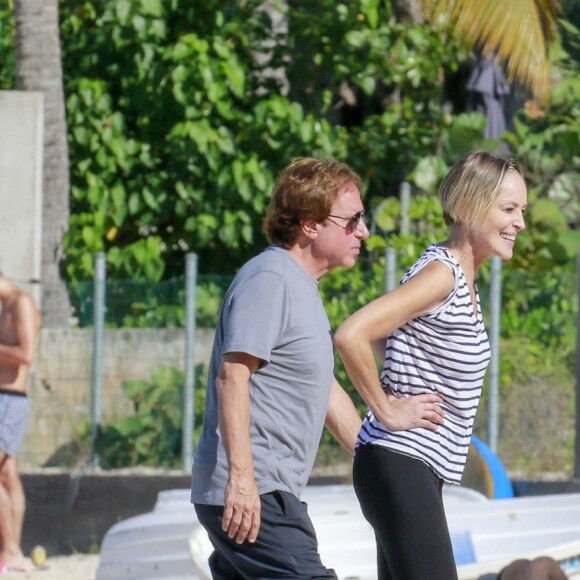 Exclusif - Sharon Stone et son nouveau compagnon Lonnie Cooper (agent sportif) en vacances à Saint-Barthélemy le 1er décembre 2016. Au programme, détente et farniente sur une plage puis déjeuner dans un restaurant avant une virée shopping dans les rues de Gustavia. Le couple s'est également rendu aux urgences de l'hôpital de Saint-Barthélemy pour soigner le doigt de Lonnie.
