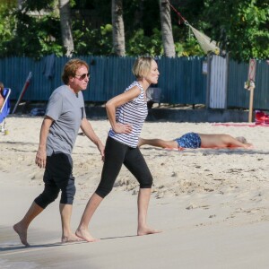 Exclusif - Sharon Stone et son nouveau compagnon Lonnie Cooper (agent sportif) en vacances à Saint-Barthélemy le 1er décembre 2016. Au programme, détente et farniente sur une plage puis déjeuner dans un restaurant avant une virée shopping dans les rues de Gustavia. Le couple s'est également rendu aux urgences de l'hôpital de Saint-Barthélemy pour soigner le doigt de Lonnie.