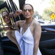 Jennifer Lopez et ses jumeaux Max and Emme font une pause déjeuner pendant une séance shopping avec des amis à Miami, Floride, Etats-Unis, le 27 novembre 2016.