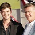 Alan Thicke et son fils Robin Thicke sur la première du film "Swing Vote" à Hollywood le 24 juillet 2008.