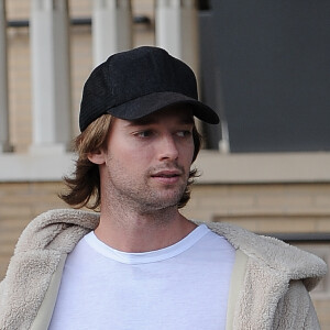 Patrick Schwarzenegger dans les rues de Beverly Hills. Le 20 décembre 2016