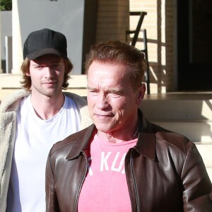 Arnold Schwarzenegger, une attelle à la jambe droite, se promène avec son fils Patrick Schwarzenegger dans les rues de Beverly Hills. Le 20 décembre 2016