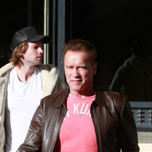 Arnold Schwarzenegger, une attelle à la jambe droite, se promène avec son fils Patrick Schwarzenegger dans les rues de Beverly Hills. Le 20 décembre 2016