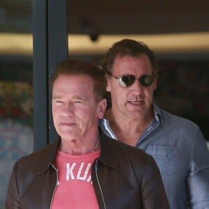 Arnold Schwarzenegger, une attelle à la jambe droite, se promène avec son fils Patrick Schwarzenegger dans les rues de Beverly Hills. Le 20 décembre 2016