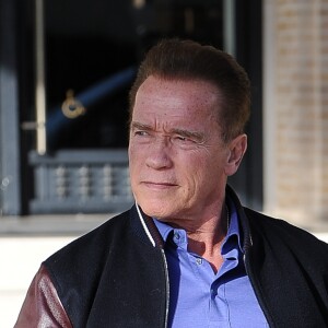 Arnold Schwarzenegger, une attelle à la jambe droite, fait du shopping à Beverly Hills, le 16 décembre 2016