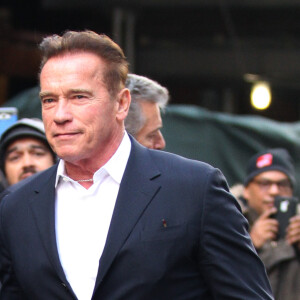 Arnold Schwarzenegger, une attelle à la jambe droite, est allé déjeuner au restaurant Nellos à New York, le 15 décembre 2016