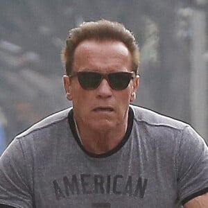 Exclusif - Arnold Schwarzenegger reprend son vélo après son cours de gym malgré son attele à la jambe, à Los Angeles, le 11 décembre 2016.