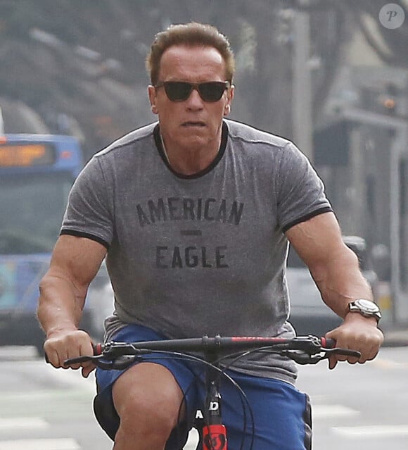 Exclusif - Arnold Schwarzenegger reprend son vélo après son cours de gym malgré son attele à la jambe, à Los Angeles, le 11 décembre 2016.