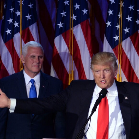 Donald Trump avec son fils Barron et Mike Pence lors de son discours au Hilton New York après son élection à la présidence des Etats-Unis. New York, le 9 novembre 2016.