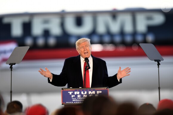 Donald Trump en meeting devant son avion de campagne à Wilmington dans l'Ohio le 4 novembre 2016.
