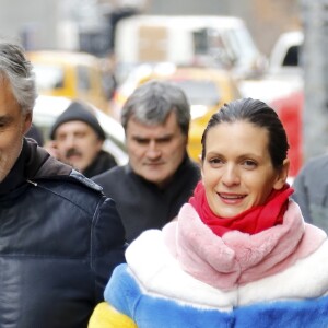 Andrea Bocelli et sa femme Veronica Berti se baladent sur la 6ème avenue à New York le 13 décembre 2016. Le ténor a été approché par Donald Trump pour chanter lors de la cérémonie d'investiture du nouveau président américain en janvier 2017.