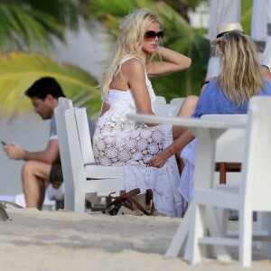 Victoria Silvstedt avec des amies lors de ses vacances à Saint-Barthélemy. Le 21 décembre 2016.