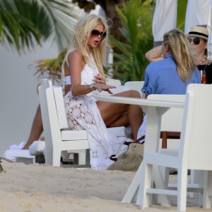 Victoria Silvstedt avec des amies lors de ses vacances à Saint-Barthélemy. Le 21 décembre 2016.