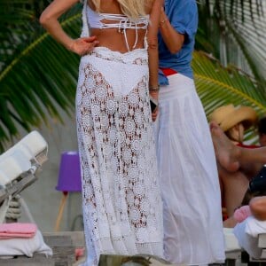 Victoria Silvstedt avec des amies lors de ses vacances à Saint-Barthélemy. Le 21 décembre 2016.