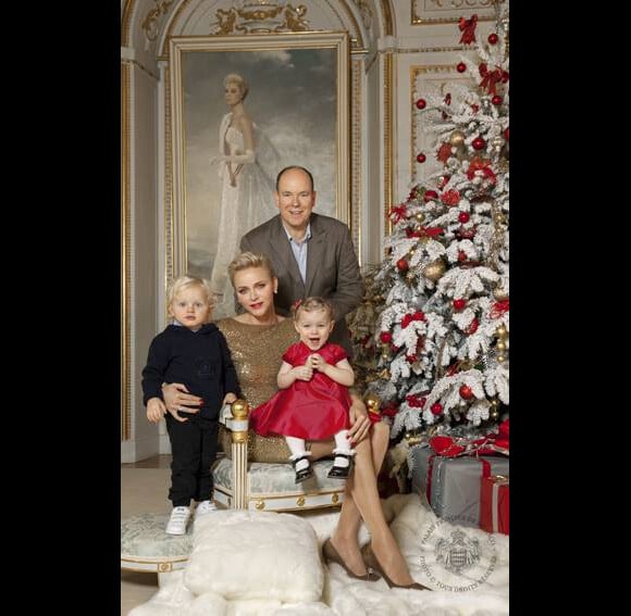 Le prince Albert de Monaco, la princesse Charlène de Monaco et leurs enfants le prince héréditaire Jacques et la princesse Gabriella, adressant leurs meilleurs voeux pour l'année 2017.