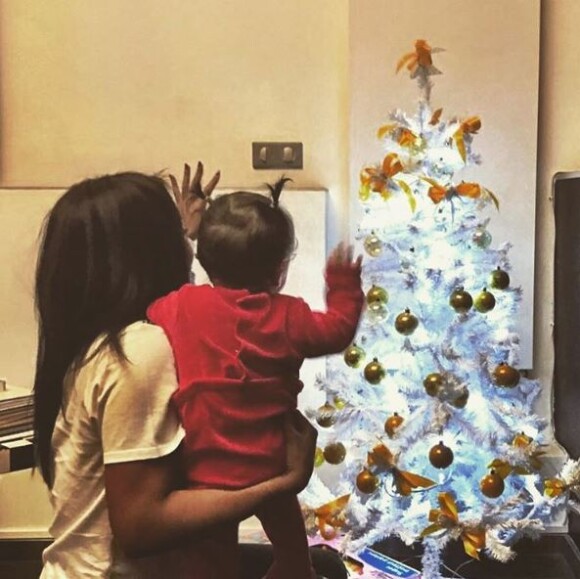 Amel Bent et sa fille préparent le sapin de Noël, Instagram, décembre 2016