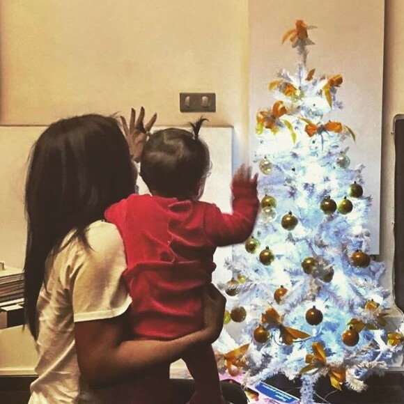 Amel Bent et sa fille préparent le sapin de Noël, Instagram, décembre 2016