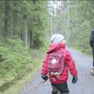 La princesse Victoria et le prince Daniel de Suède ont profité d'une randonnée avec leurs enfants au Parc national de Tyresta, au sud de Stockholm, pour souhaiter un joyeux Noël à leurs compatriotes, en décembre 2016. Image issue d'une courte vidéo partagée par la cour royale de Suède sur son compte Instagram.