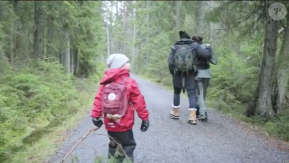 La princesse Victoria et le prince Daniel de Suède ont profité d'une randonnée avec leurs enfants au Parc national de Tyresta, au sud de Stockholm, pour souhaiter un joyeux Noël à leurs compatriotes, en décembre 2016. Image issue d'une courte vidéo partagée par la cour royale de Suède sur son compte Instagram.