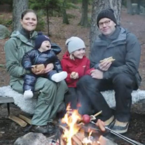 La princesse Victoria et le prince Daniel de Suède avec leurs enfants la princesse Estelle et le prince Daniel autour d'un feu de camp dans le Parc national de Tyresta, au sud de Stockholm, pour souhaiter un joyeux Noël à leurs compatriotes, en décembre 2016. Image issue d'une courte vidéo partagée par la cour royale de Suède sur son compte Instagram.