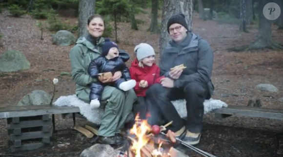 La princesse Victoria et le prince Daniel de Suède avec leurs enfants la princesse Estelle et le prince Daniel autour d'un feu de camp dans le Parc national de Tyresta, au sud de Stockholm, pour souhaiter un joyeux Noël à leurs compatriotes, en décembre 2016. Image issue d'une courte vidéo partagée par la cour royale de Suède sur son compte Instagram.
