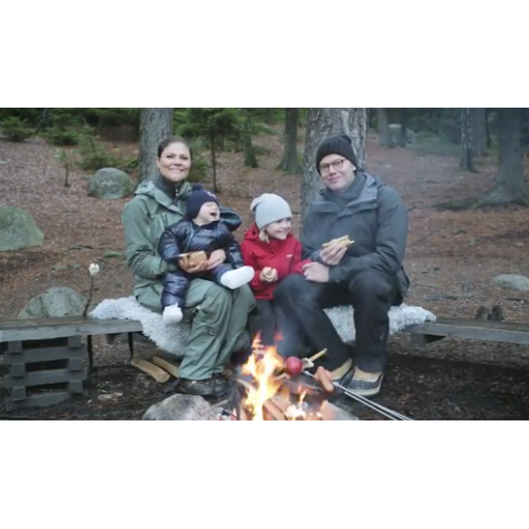 La princesse Victoria et le prince Daniel de Suède avec leurs enfants la princesse Estelle et le prince Daniel autour d'un feu de camp dans le Parc national de Tyresta, au sud de Stockholm, pour souhaiter un joyeux Noël à leurs compatriotes, en décembre 2016. Image issue d'une courte vidéo partagée par la cour royale de Suède sur son compte Instagram.